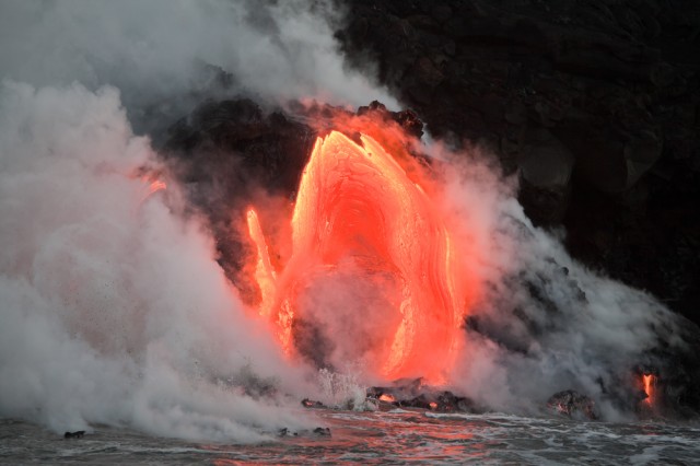 Lava entrando em contato com o oceano.