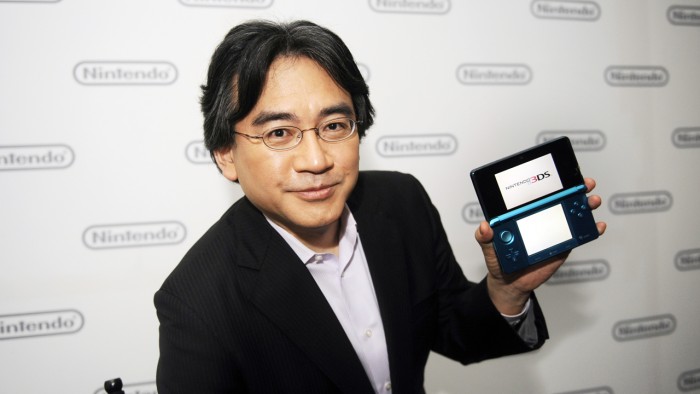 Satoru Iwata, President of Nintendo Co., Ltd., poses during an interview after Nintendo's E3 presentation of their new Nintendo 3DS at the E3 Media & Business Summit in Los Angeles June 15, 2010. Japan's Nintendo Co Ltd on Tuesday took the wraps off a new version of its DS handheld device that can play games and show movies in 3D without glasses, in an effort to revitalize demand. REUTERS/Phil McCarten (UNITED STATES - Tags: SCI TECH BUSINESS)